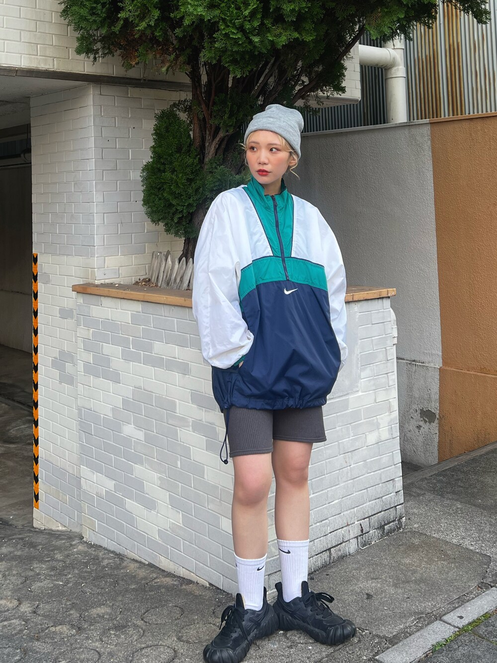 ブルー系のトップス、グレー系のパンツ、ブラック系のスニーカーを着用したレディースの冬コーディネートの3枚目の写真