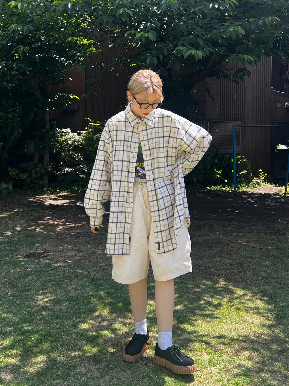 ブラック系のモカシン/デッキシューズ、ベージュ系のシャツ/ブラウス、ホワイト系のカーゴパンツを着用したレディースの春コーディネートの3枚目の写真