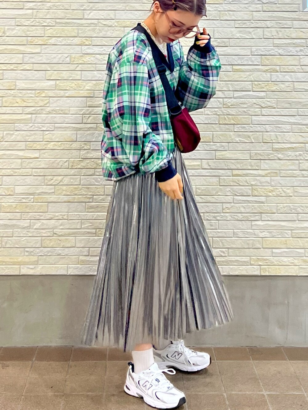 「秋服、チェック、韓国ファッション、厚底シューズ、ボストンバッグ、スニーカー、レイヤードスタイル、きれいめカジュアル、古着、スカート、休日コーデ、ミニバッグ、カジュアルガーリー、WEARハロウィン2022、今日のコーデ」｜「jouetieのアイテム（スカート、その他）」を使った、mocaさん（レディース・158cm）の秋コーディネートの2枚目の写真