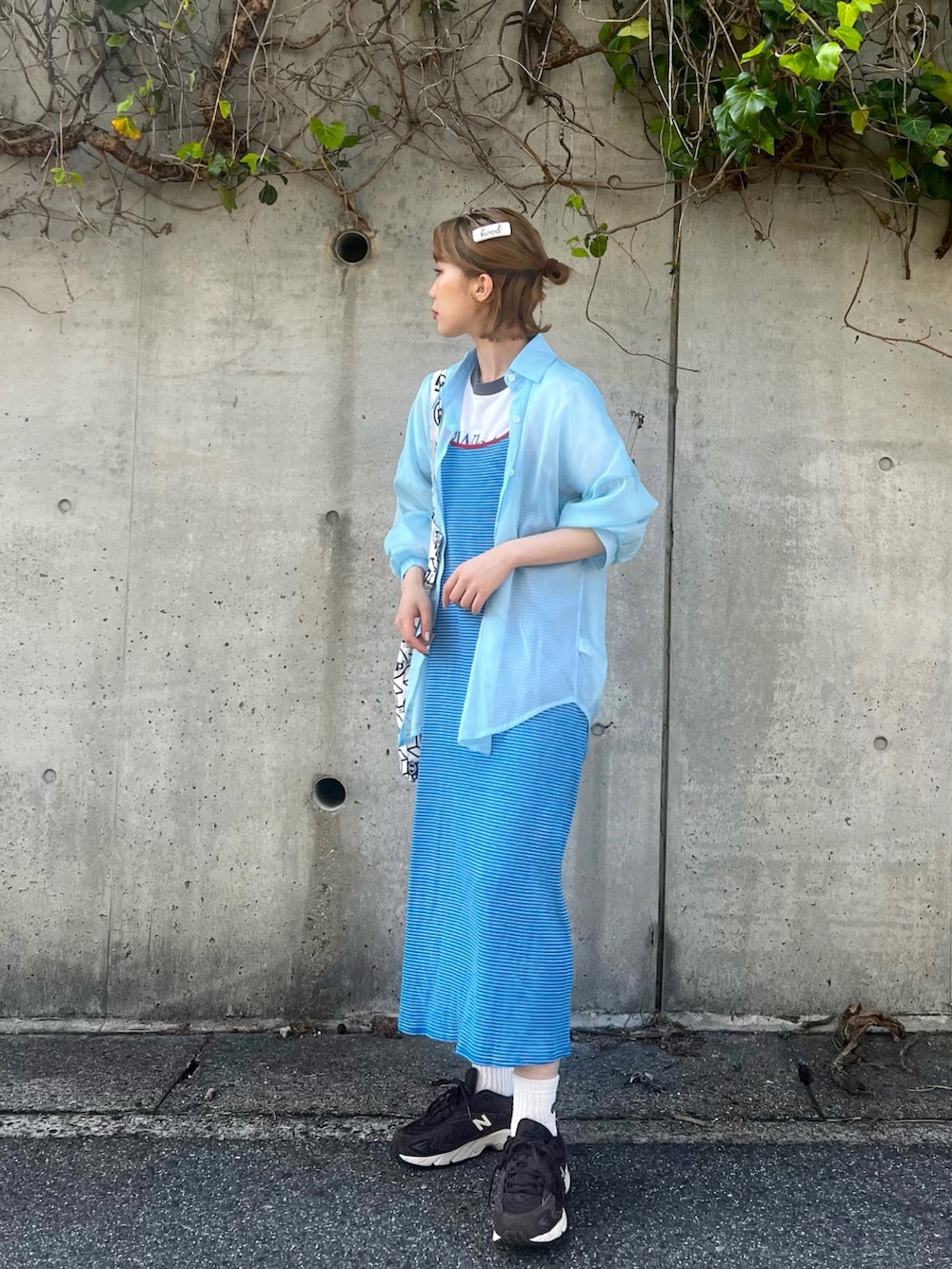 ブルー系のワンピース、ブラウン系のスニーカー、ホワイト系のヘアピンを着用したレディースの春コーディネートの2枚目の写真