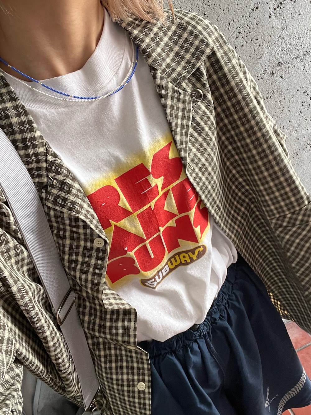 ホワイト系のスニーカー、ブルー系のパンツ、グリーン系のシャツ/ブラウスを着用したレディースの夏コーディネートの4枚目の写真