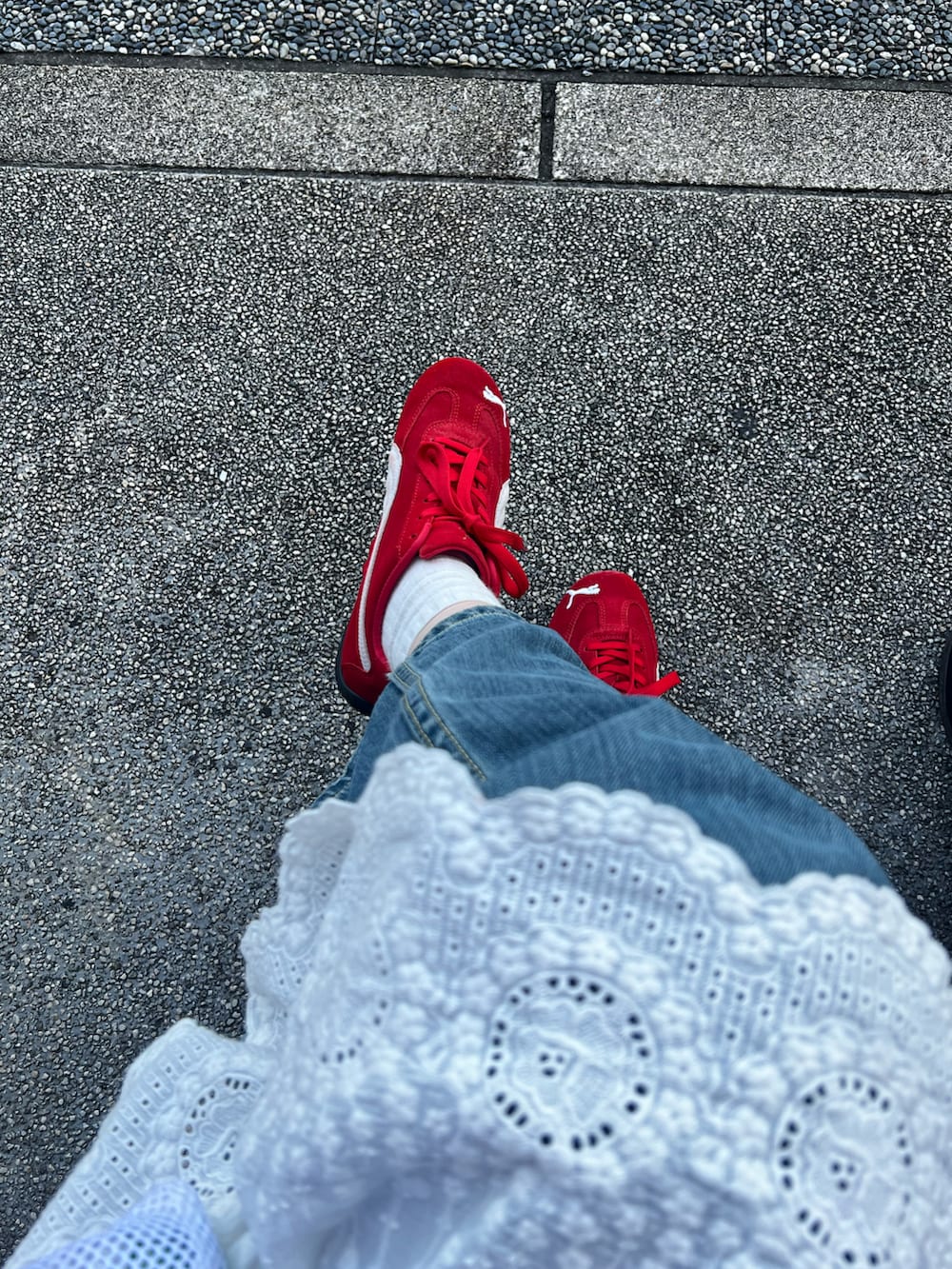 ホワイト系のワンピース/ドレス、ブルー系のデニムパンツ、ホワイト系のサングラスを着用したレディースの秋コーディネートの2枚目の写真