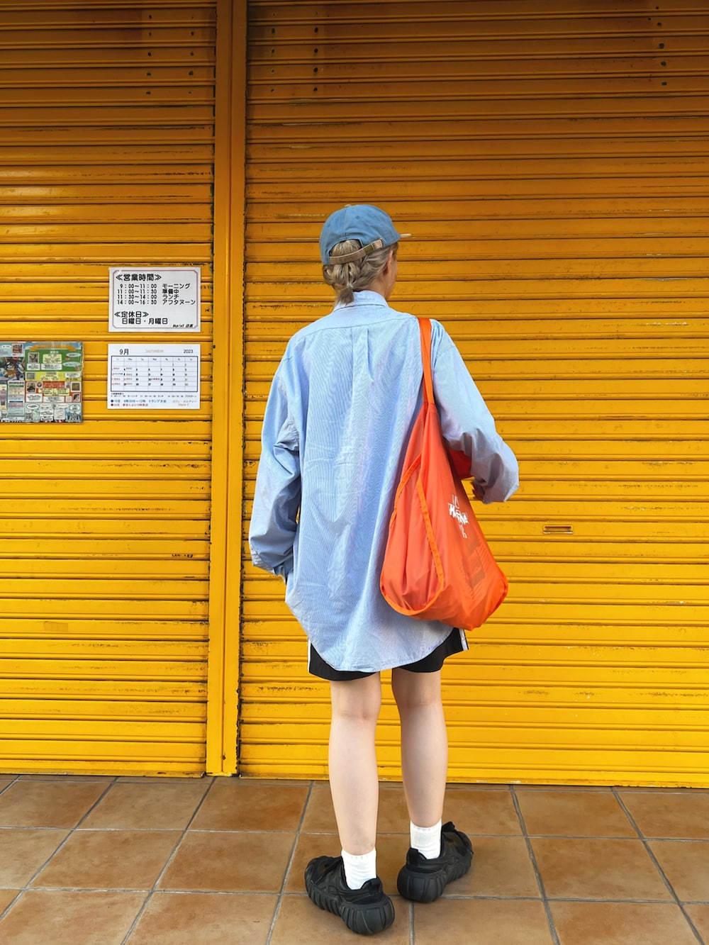 ブラック系のその他パンツ、ブラック系のスニーカー、グレー系のパーカーを着用したレディースの秋コーディネートの3枚目の写真