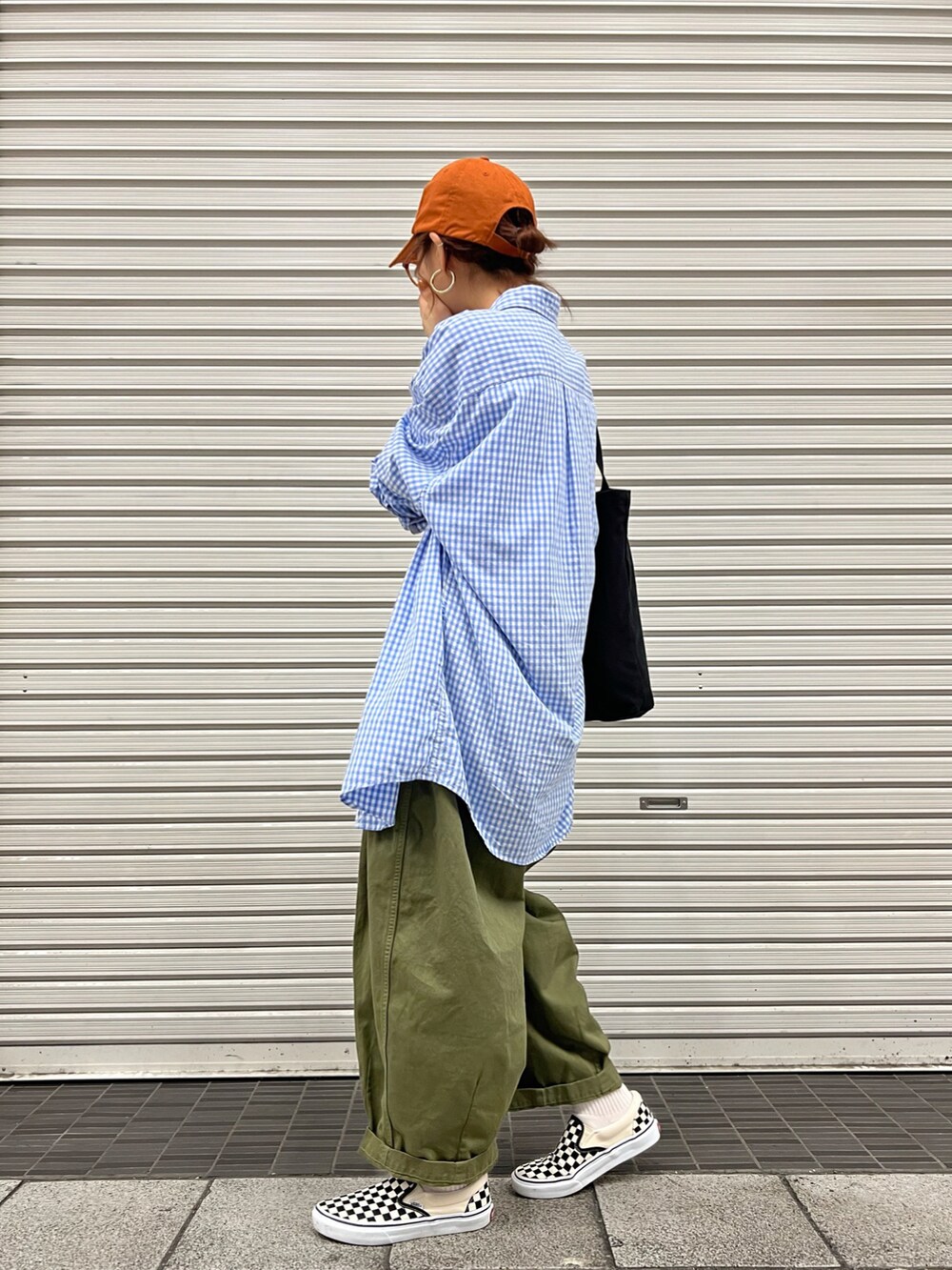 ホワイト系のTシャツ/カットソー、ブルー系のシャツ/ブラウス、グリーン系のチノパンツを着用したレディースの秋コーディネートの3枚目の写真