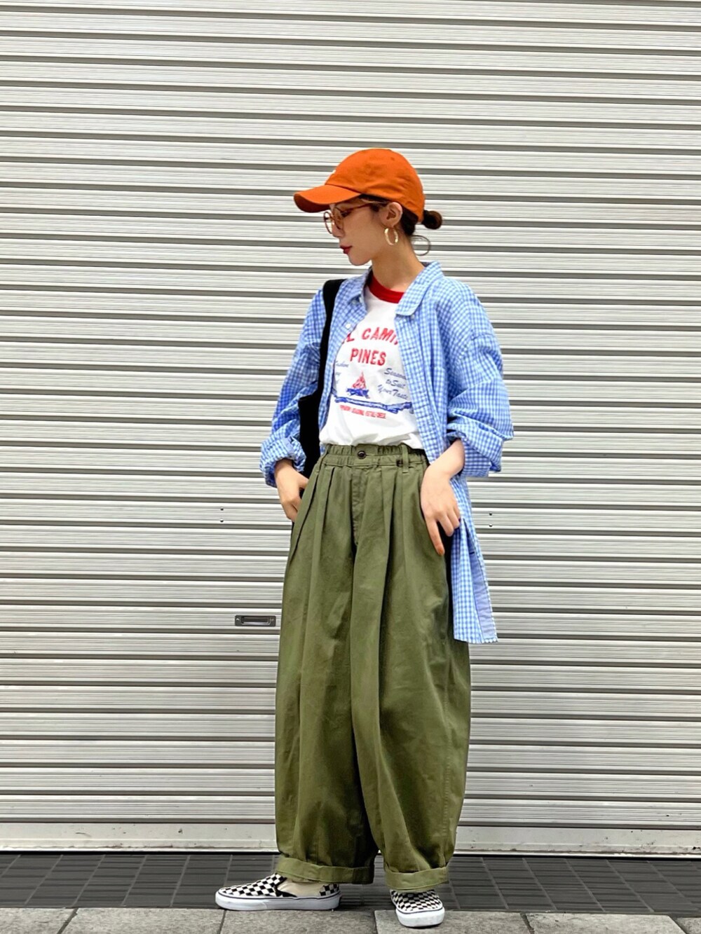ホワイト系のTシャツ/カットソー、ブルー系のシャツ/ブラウス、グリーン系のチノパンツを着用したレディースの秋コーディネートの2枚目の写真