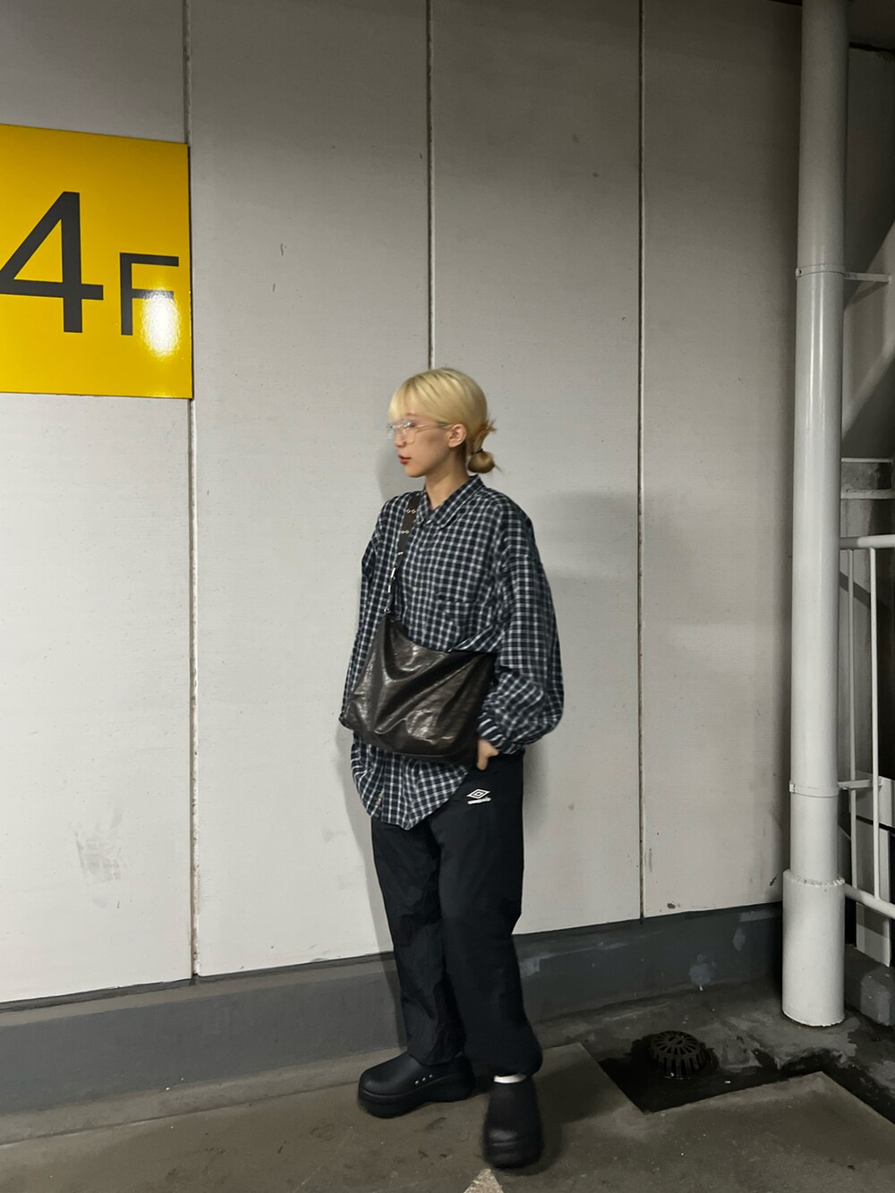 ブラック系のその他パンツ、ブラック系のサンダル、ブラック系のシャツ/ブラウスを着用したレディースの夏コーディネートの2枚目の写真