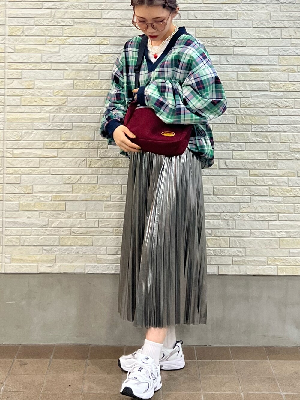 「秋服、チェック、韓国ファッション、厚底シューズ、ボストンバッグ、スニーカー、レイヤードスタイル、きれいめカジュアル、古着、スカート、休日コーデ、ミニバッグ、カジュアルガーリー、WEARハロウィン2022、今日のコーデ」｜「jouetieのアイテム（スカート、その他）」を使った、mocaさん（レディース・158cm）の秋コーディネートの3枚目の写真