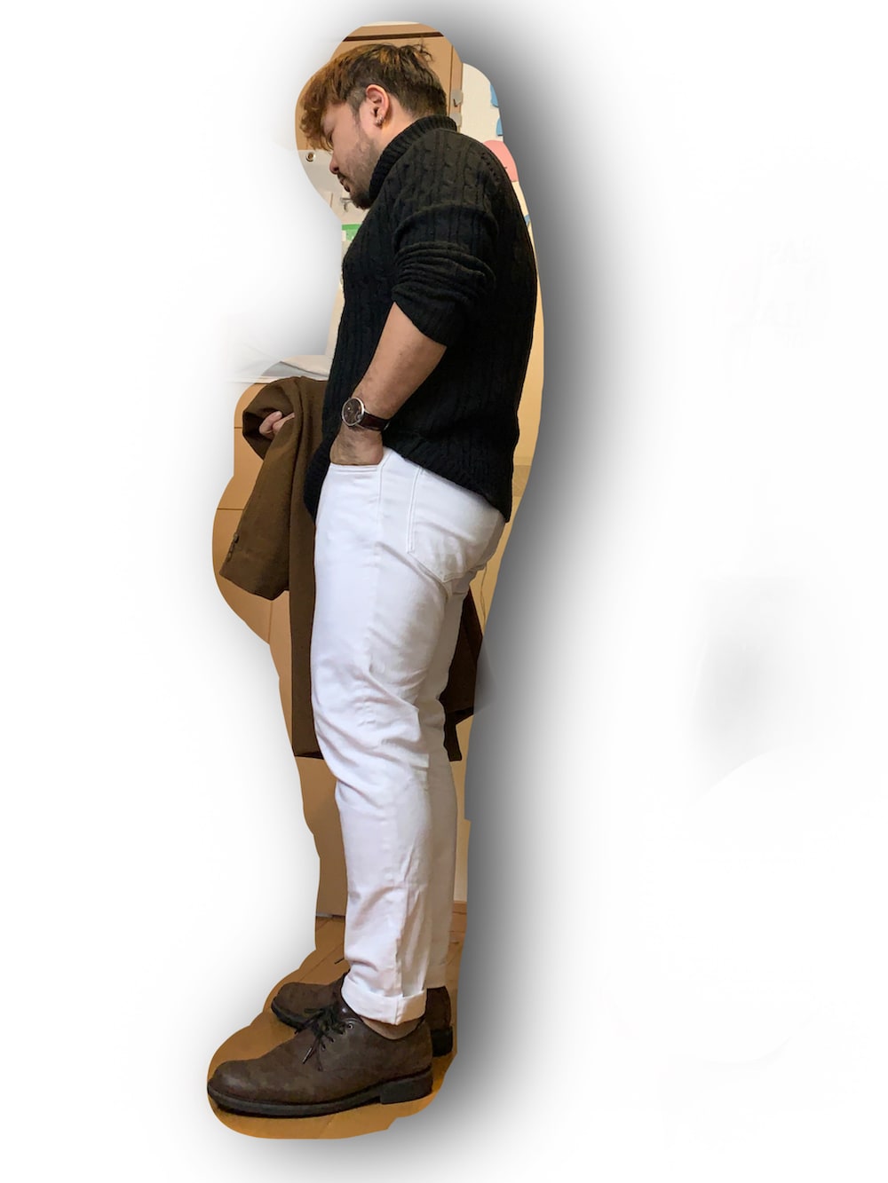 ブラウン系のステンカラーコート、ブラック系のニット/セーター、ホワイト系のデニムパンツを着用したメンズの春コーディネートの2枚目の写真