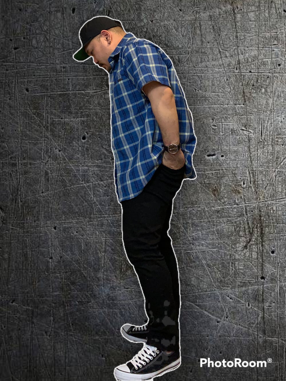 ブルー系のシャツ/ブラウス、ホワイト系のTシャツ/カットソー、ブラック系のデニムパンツを着用したメンズの春コーディネートの2枚目の写真