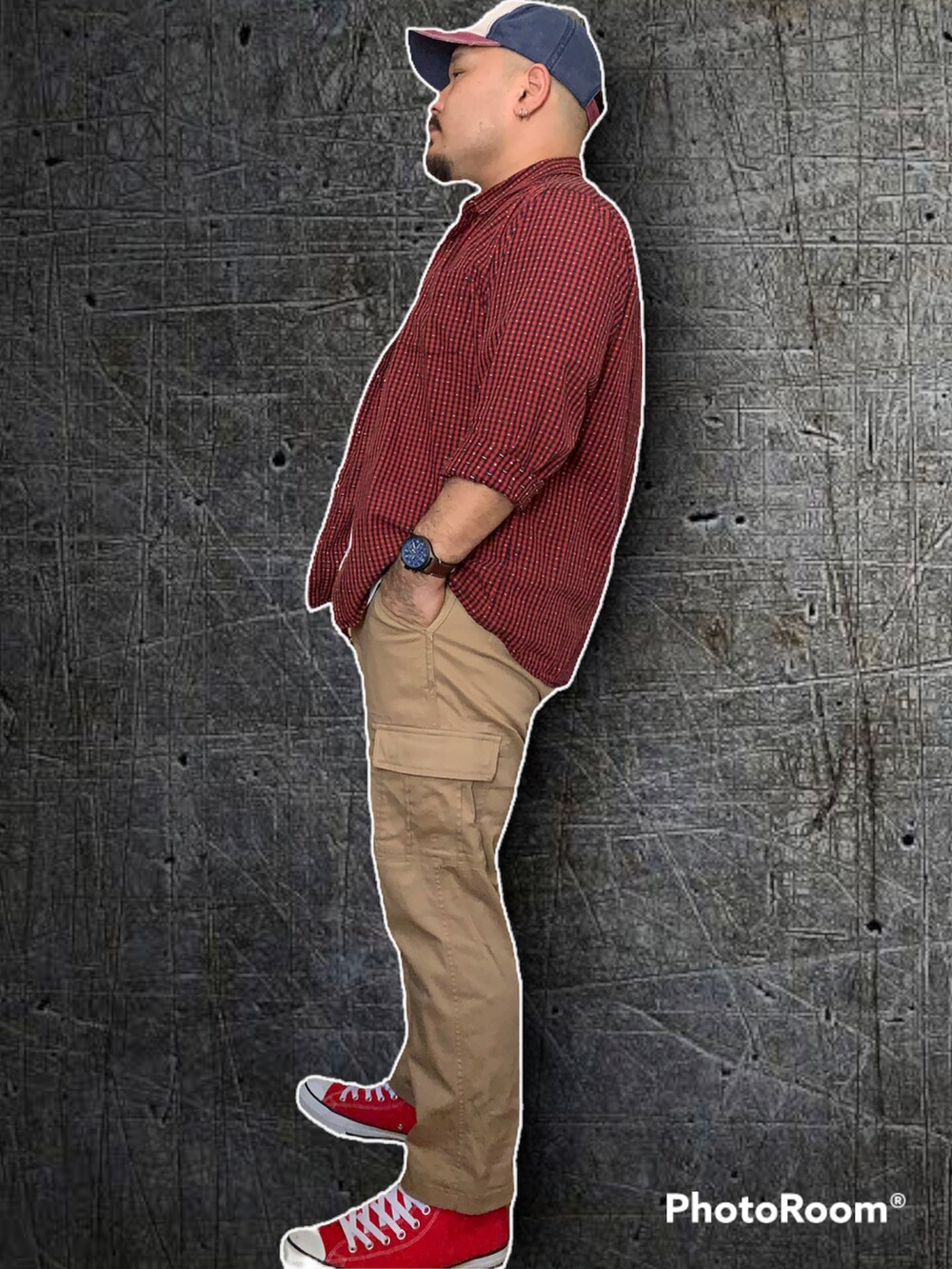 レッド系のシャツ/ブラウス、ホワイト系のTシャツ/カットソー、ベージュ系のカーゴパンツを着用したメンズの春コーディネートの2枚目の写真