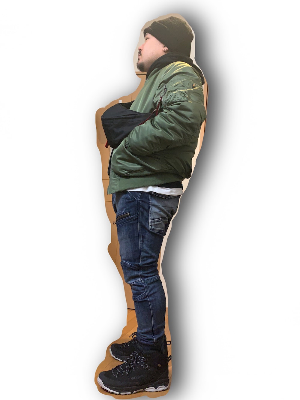 グリーン系のMA-1、ブラック系のパーカー、ブラック系のボディバッグ/ウエストポーチを着用したメンズの春コーディネートの2枚目の写真