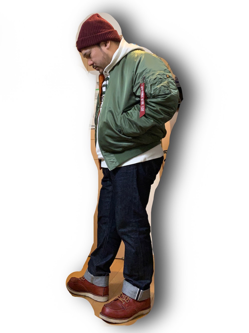 グリーン系のMA-1、ホワイト系のパーカー、ブルー系のデニムパンツを着用したメンズの春コーディネートの2枚目の写真