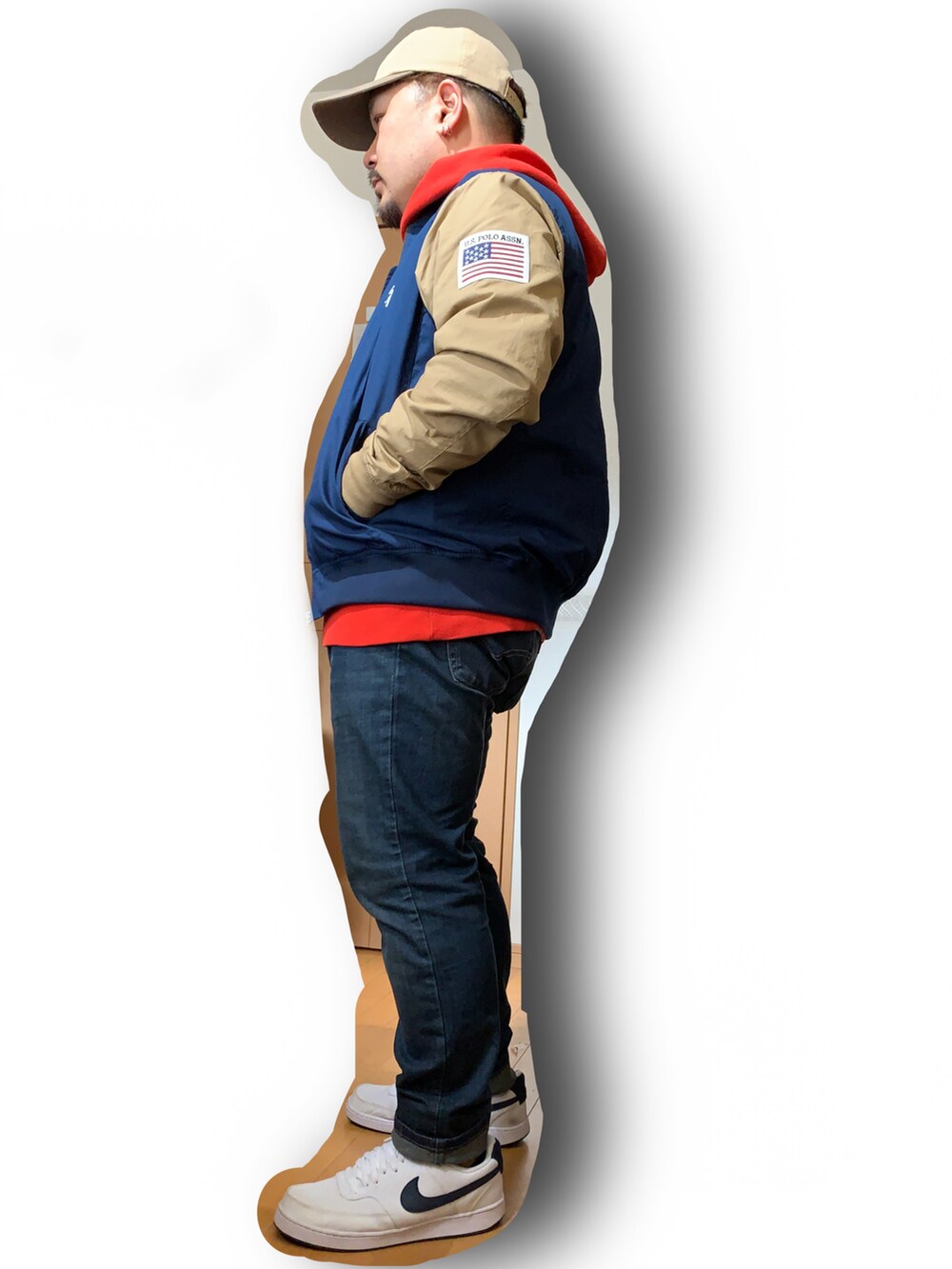 その他のMA-1、オレンジ系のパーカー、ブルー系のデニムパンツを着用したメンズの春コーディネートの2枚目の写真