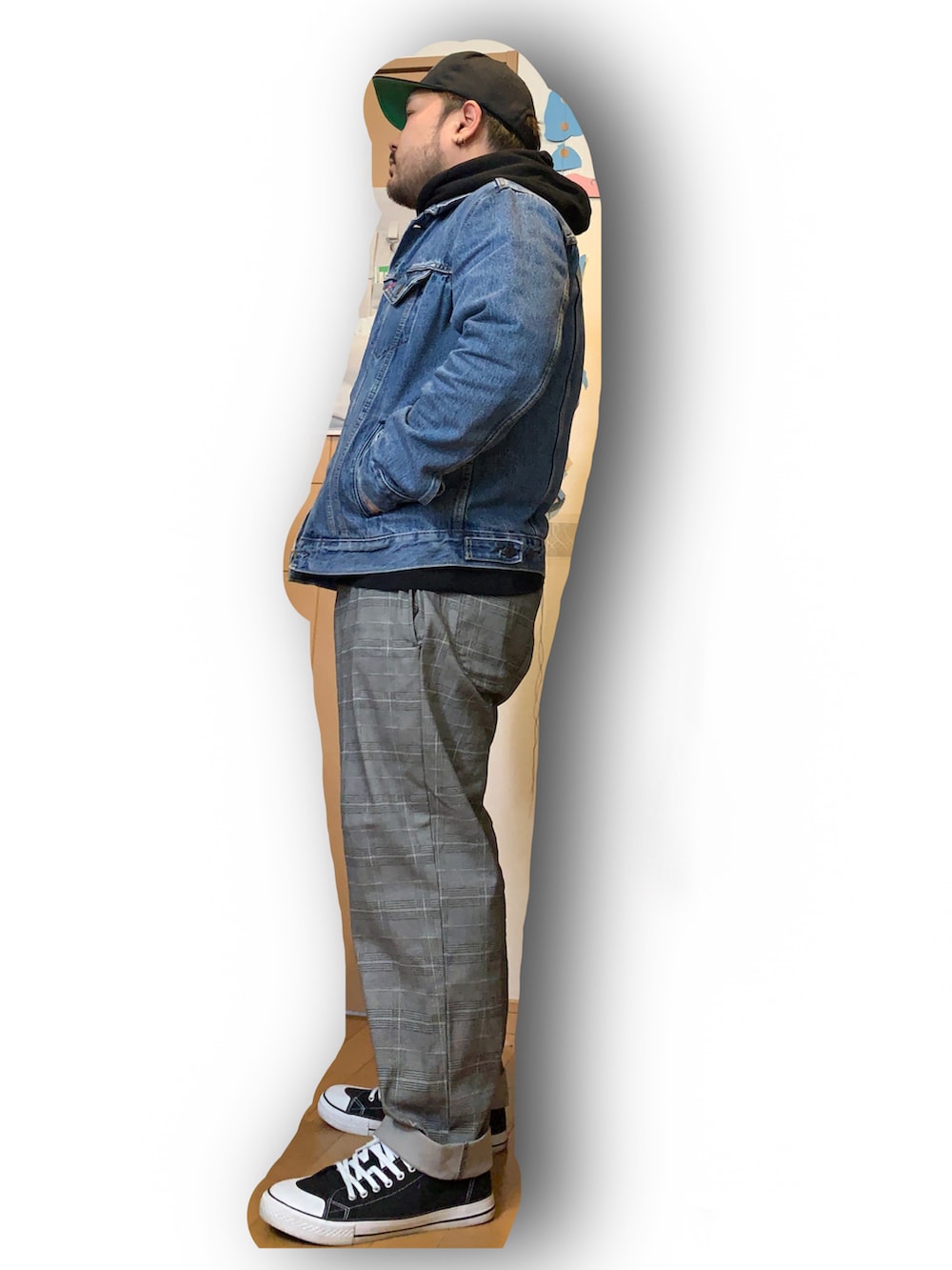 ブルー系のデニムジャケット、ブラック系のパーカー、ブラック系のスニーカーを着用したメンズの春コーディネートの2枚目の写真