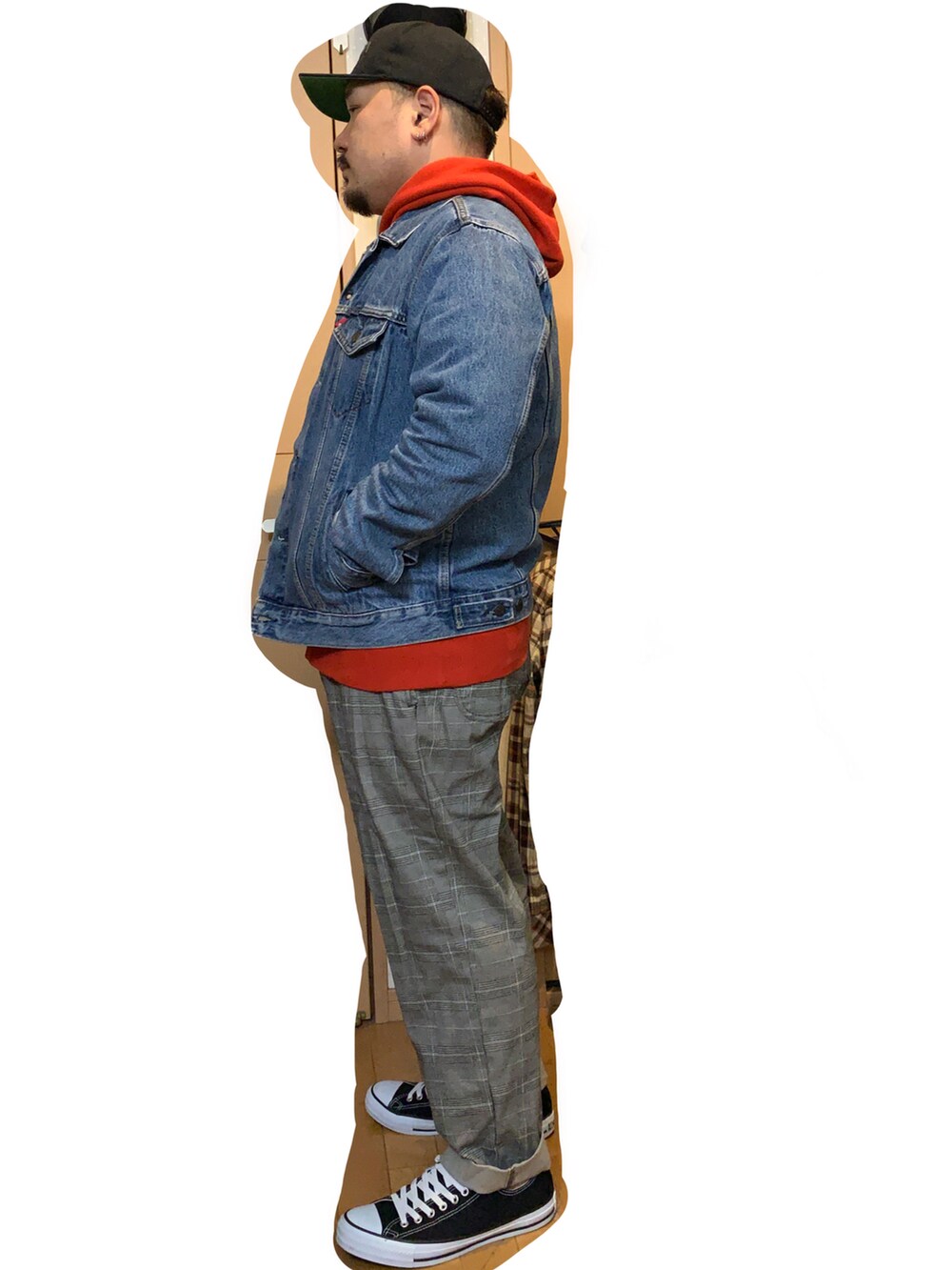 ブルー系のデニムジャケット、オレンジ系のパーカー、グレー系のパンツを着用したメンズの春コーディネートの2枚目の写真