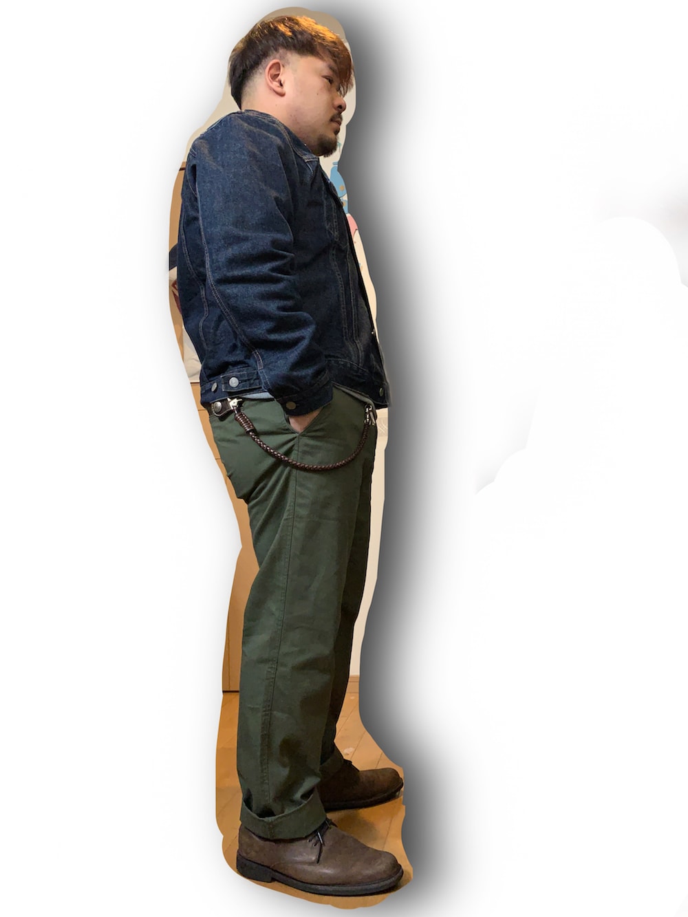 グレー系のスウェット、グリーン系のチノパンツ、ブラウン系のドレスシューズを着用したメンズの春コーディネートの2枚目の写真