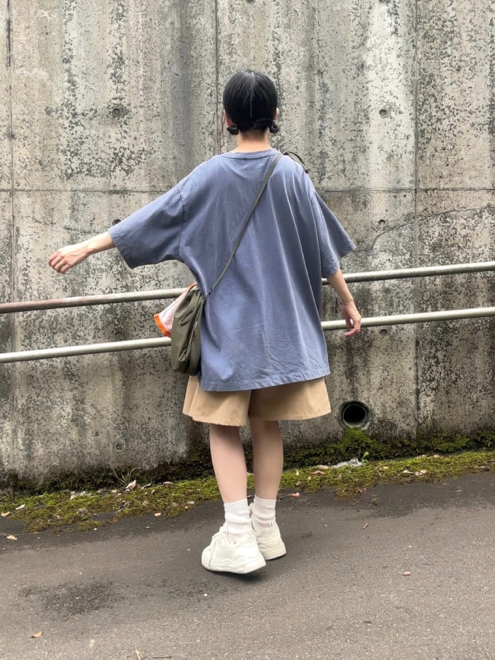 ブルー系のTシャツ/カットソー、ベージュ系のチノパンツ、グリーン系のショルダーバッグを着用したレディースの夏コーディネートの2枚目の写真