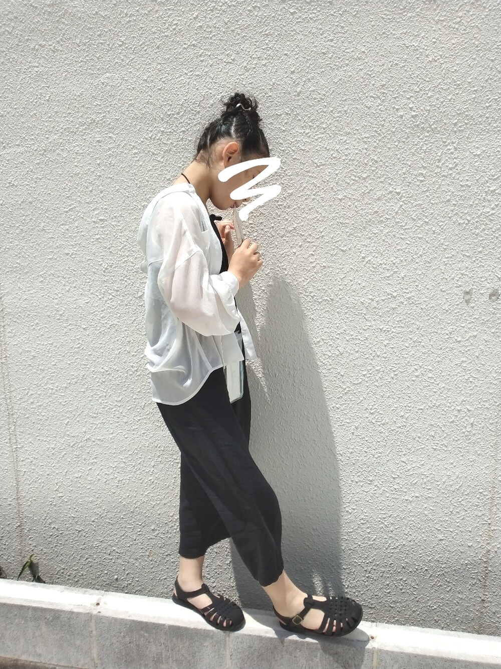 ブラック系のサンダル、ブラック系のサロペット/オーバーオール、ブラック系のタンクトップを着用したキッズの夏コーディネートの2枚目の写真