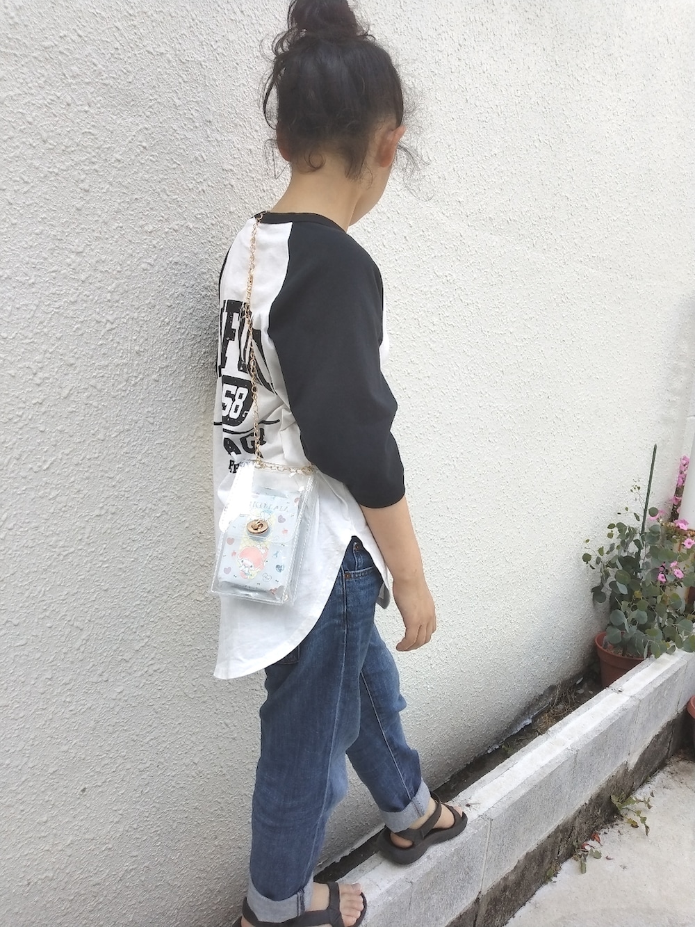 「ラグランTシャツ、ユニクロ、デニム、カジュアルコーデ、シンプル、キッズファッション、シンプルコーデ、バックプリント、JAM＆LINK、透明バッグ」｜「UNIQLOのアイテム（デニムパンツ、ブルー系）」を使った、あーさんさん（キッズ・140cm）の夏コーディネートの2枚目の写真