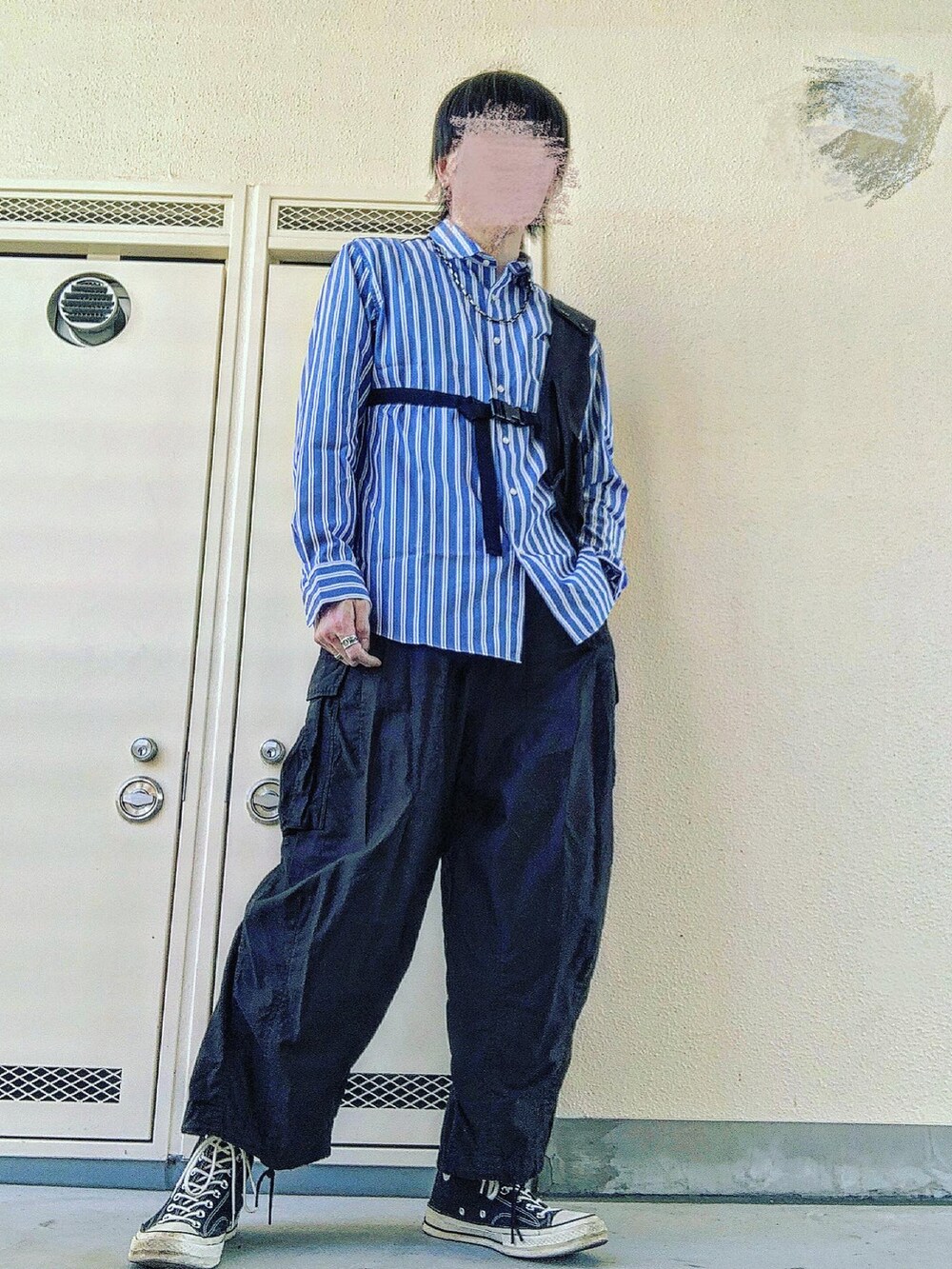 「おしゃれさんと繋がりたい、ワイドパンツ、シンプル、シンプルコーデ、NEEDLES、AURALEE、ENGINEERED GARMENTS、CT70s、ヒザデルパンツ、きれいめカジュアル、春コーデ、ワイドシルエット、ストライプシャツ、シャツスタイル、シャツ好き集まれ」｜「Needlesのアイテム（カーゴパンツ、ブラック系）」を使った、pythonさん（メンズ・170cm）の春コーディネートの2枚目の写真