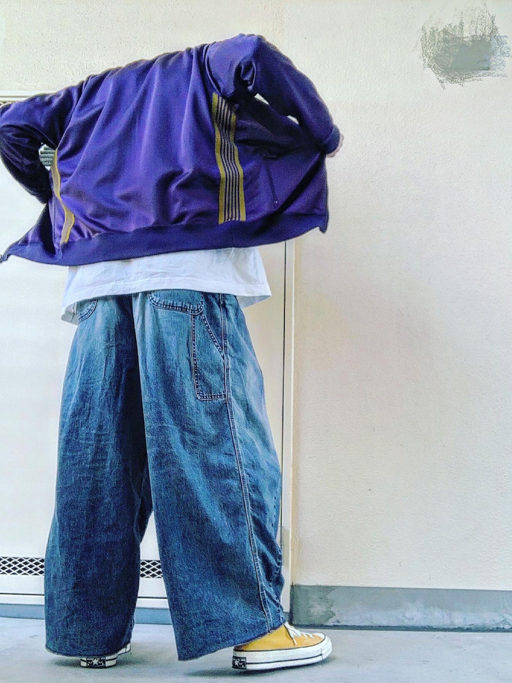 「お洒落さんとつながりたい、春夏コーデ、春服、低身長コーデ、NEEDLES、UNIQLO、ヒザデルパンツ、converse、CT70s、トラックジャケット、ストリートMIX、ストリートカジュアル、ビックシルエット、春カラー、デニムパンツ」｜「NeedlesのNEEDLES/ニードルズ H.D. PANT - JEAN / 12OZ DENIM VINTAGE KP200（パンツ、ブルー系）」を使った、pythonさん（メンズ・170cm）の春コーディネートの4枚目の写真