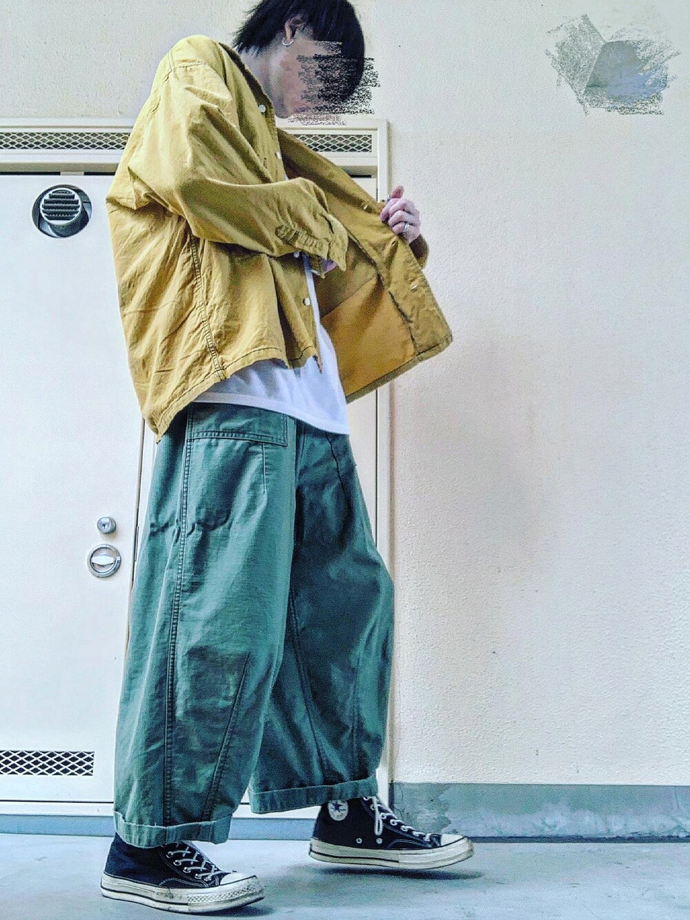 「キレイめ、おしゃれさんと繋がりたい、今日のコーデ、リラックススタイル、ラフコーデ、ビックシルエット、オーバーサイズ、春コーデ、春カラー、cavempt、NEEDLES、CT70s、converse、south2west8、シンプルコーデ」｜「Needlesの＜NEEDLES＞ FATIQUE PT/パンツ □□（カーゴパンツ、グリーン系）」を使った、pythonさん（メンズ・170cm）の春コーディネートの3枚目の写真