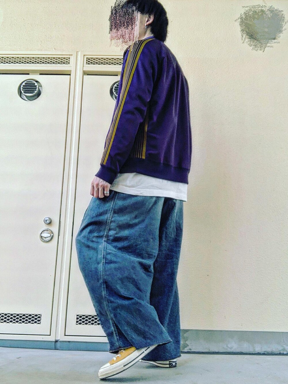 「お洒落さんとつながりたい、春夏コーデ、春服、低身長コーデ、NEEDLES、UNIQLO、ヒザデルパンツ、converse、CT70s、トラックジャケット、ストリートMIX、ストリートカジュアル、ビックシルエット、春カラー、デニムパンツ」｜「NeedlesのNEEDLES/ニードルズ H.D. PANT - JEAN / 12OZ DENIM VINTAGE KP200（パンツ、ブルー系）」を使った、pythonさん（メンズ・170cm）の春コーディネートの3枚目の写真