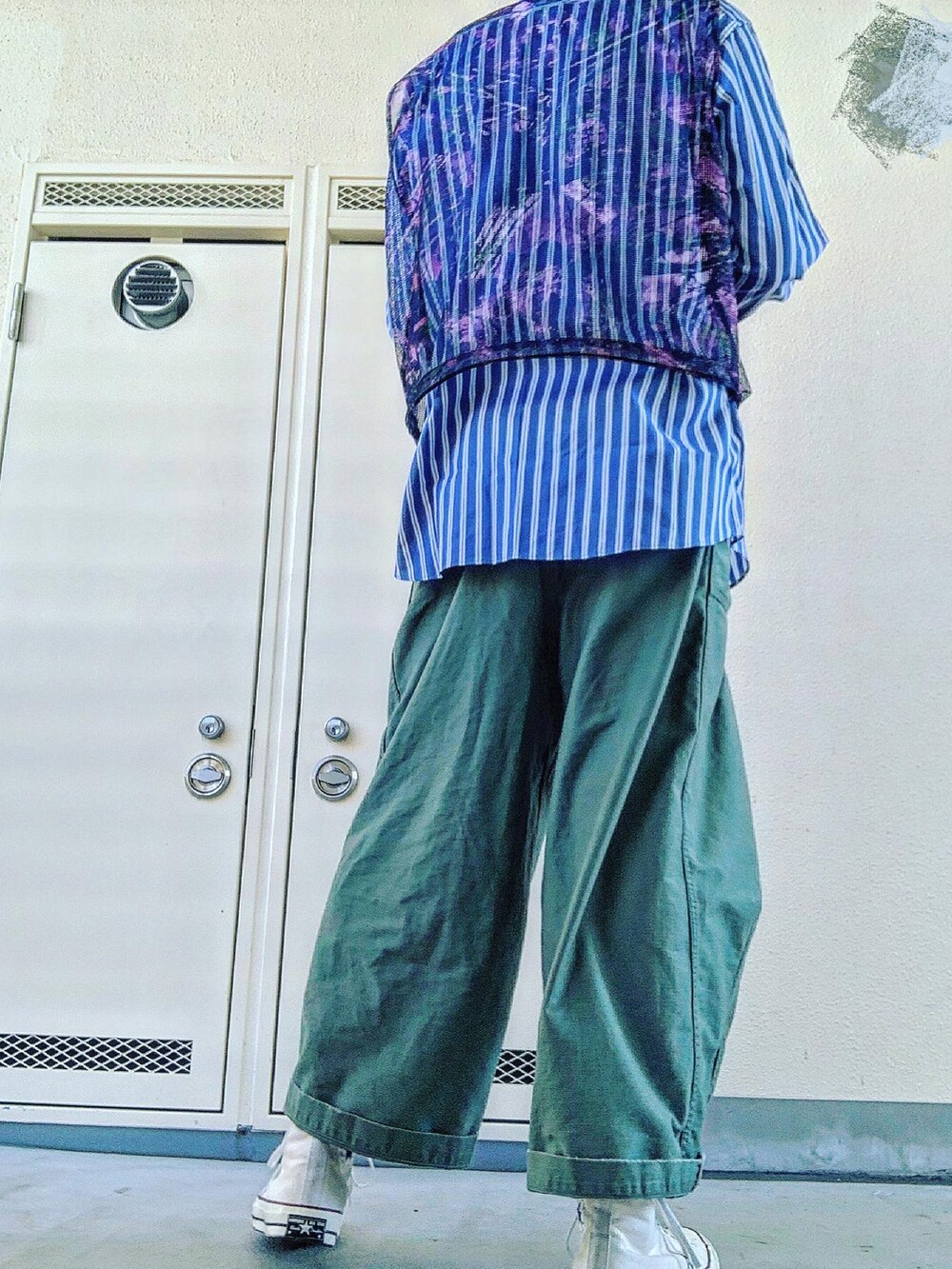 「オーバーサイズ、カジュアル、春コーデ、休日スタイル、シャツスタイル、ワイドパンツ、AURALEE、south2west8、NEEDLES、CT70s、ヒザデルパンツ、おしゃれさんと繋がりたい、シャツ、きれいめカジュアル、ストライプ」｜「CONVERSEの【 CONVERSE CT70 】'70 Chuck Taylor OX Vintage Canvas チャックテイラー（スニーカー、ブラック系）」を使った、pythonさん（メンズ・170cm）の春コーディネートの5枚目の写真