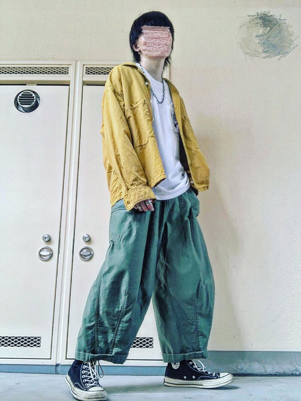 「キレイめ、おしゃれさんと繋がりたい、今日のコーデ、リラックススタイル、ラフコーデ、ビックシルエット、オーバーサイズ、春コーデ、春カラー、cavempt、NEEDLES、CT70s、converse、south2west8、シンプルコーデ」｜「Needlesの＜NEEDLES＞ FATIQUE PT/パンツ □□（カーゴパンツ、グリーン系）」を使った、pythonさん（メンズ・170cm）の春コーディネートの2枚目の写真