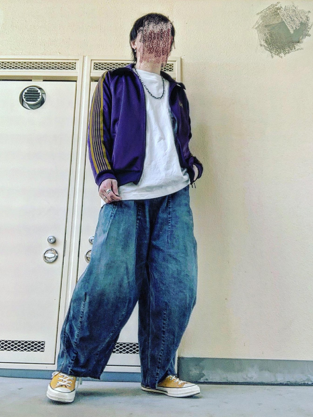 「お洒落さんとつながりたい、春夏コーデ、春服、低身長コーデ、NEEDLES、UNIQLO、ヒザデルパンツ、converse、CT70s、トラックジャケット、ストリートMIX、ストリートカジュアル、ビックシルエット、春カラー、デニムパンツ」｜「NeedlesのNEEDLES/ニードルズ H.D. PANT - JEAN / 12OZ DENIM VINTAGE KP200（パンツ、ブルー系）」を使った、pythonさん（メンズ・170cm）の春コーディネートの2枚目の写真