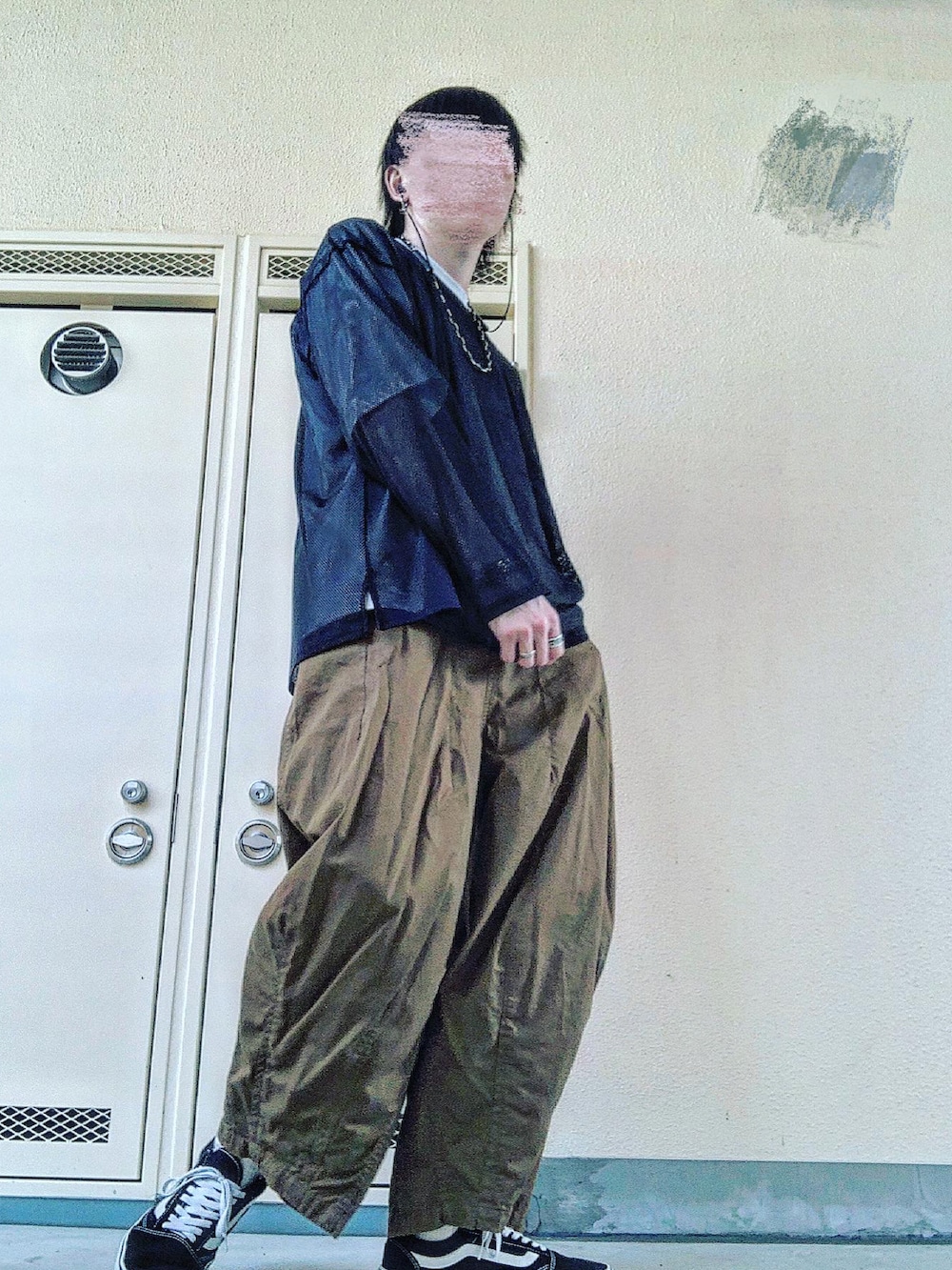 「大人カジュアル、リラックススタイル、春コーデ、ビッグシルエット、お洒落さんとつながりたい、おしゃれさんと繋がりたい、UNIQLO、south2west8、NEEDLES、VANS、ワイドパンツ、ヒザデルパンツ、休日スタイル、シアー、レイヤードスタイル」｜「South2 West8のアイテム（トップス、ブラック系）」を使った、pythonさん（メンズ・170cm）の春コーディネートの4枚目の写真