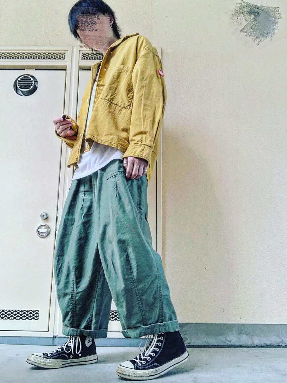 「キレイめ、おしゃれさんと繋がりたい、今日のコーデ、リラックススタイル、ラフコーデ、ビックシルエット、オーバーサイズ、春コーデ、春カラー、cavempt、NEEDLES、CT70s、converse、south2west8、シンプルコーデ」｜「Needlesの＜NEEDLES＞ FATIQUE PT/パンツ □□（カーゴパンツ、グリーン系）」を使った、pythonさん（メンズ・170cm）の春コーディネートの4枚目の写真