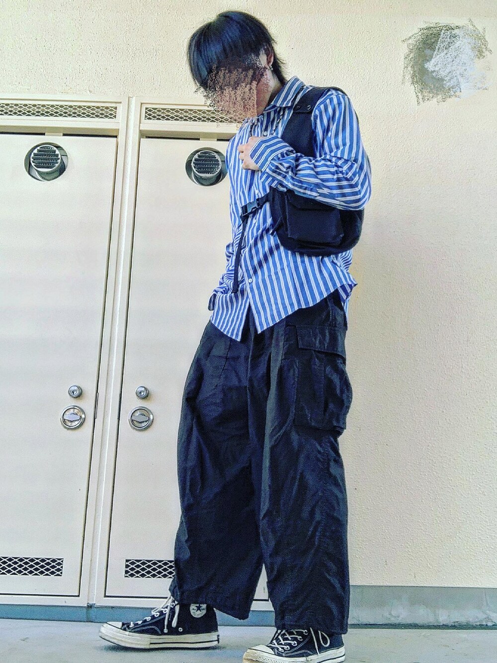 「おしゃれさんと繋がりたい、ワイドパンツ、シンプル、シンプルコーデ、NEEDLES、AURALEE、ENGINEERED GARMENTS、CT70s、ヒザデルパンツ、きれいめカジュアル、春コーデ、ワイドシルエット、ストライプシャツ、シャツスタイル、シャツ好き集まれ」｜「Needlesのアイテム（カーゴパンツ、ブラック系）」を使った、pythonさん（メンズ・170cm）の春コーディネートの4枚目の写真
