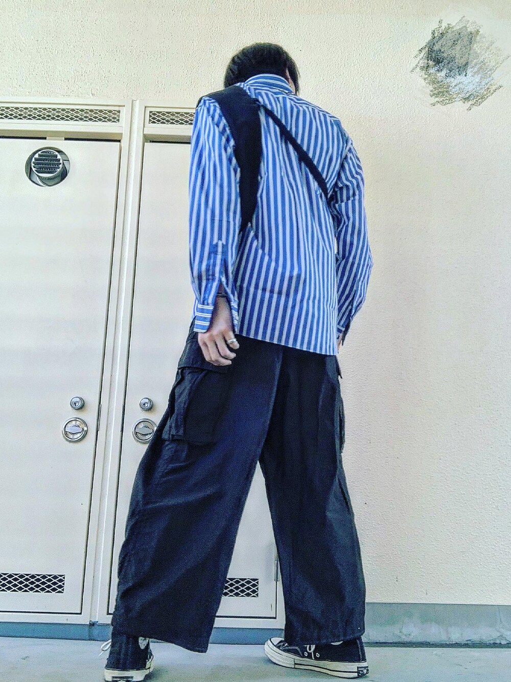 「おしゃれさんと繋がりたい、ワイドパンツ、シンプル、シンプルコーデ、NEEDLES、AURALEE、ENGINEERED GARMENTS、CT70s、ヒザデルパンツ、きれいめカジュアル、春コーデ、ワイドシルエット、ストライプシャツ、シャツスタイル、シャツ好き集まれ」｜「Needlesのアイテム（カーゴパンツ、ブラック系）」を使った、pythonさん（メンズ・170cm）の春コーディネートの3枚目の写真