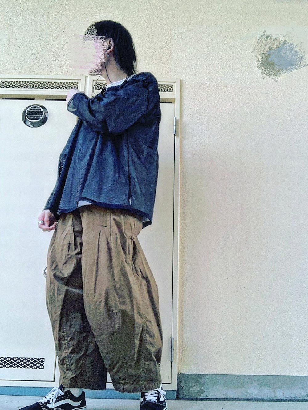 「大人カジュアル、リラックススタイル、春コーデ、ビッグシルエット、お洒落さんとつながりたい、おしゃれさんと繋がりたい、UNIQLO、south2west8、NEEDLES、VANS、ワイドパンツ、ヒザデルパンツ、休日スタイル、シアー、レイヤードスタイル」｜「South2 West8のアイテム（トップス、ブラック系）」を使った、pythonさん（メンズ・170cm）の春コーディネートの3枚目の写真