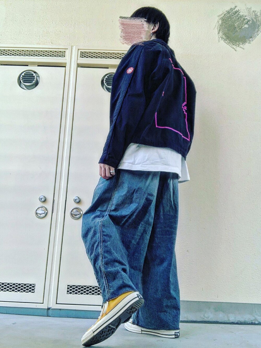 「カジュアルコーデ、ワイドパンツ、低身長コーデ、ワイドデニム、春カラー、おしゃれさんと繋がりたい、お洒落さんとつながりたい、wism、c.e、ジャケット、NEEDLES、ヒザデルパンツ、Nepenthes、CT70s、サンフラワー」｜「NeedlesのNEEDLES/ニードルズ H.D. PANT - JEAN / 12OZ DENIM VINTAGE KP200（パンツ、ブルー系）」を使った、pythonさん（メンズ・170cm）の春コーディネートの4枚目の写真