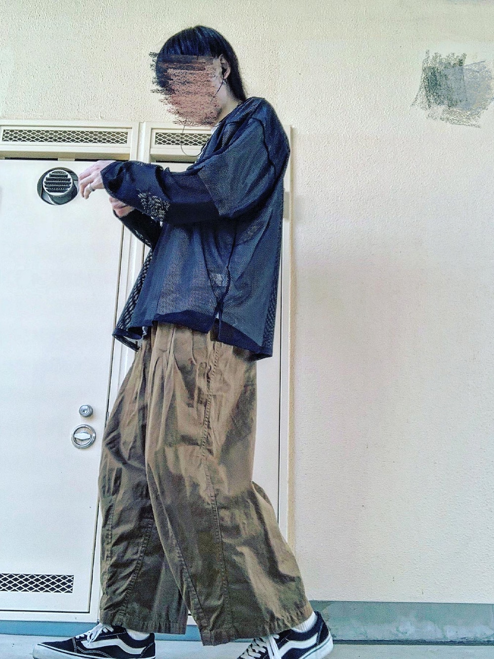 「大人カジュアル、リラックススタイル、春コーデ、ビッグシルエット、お洒落さんとつながりたい、おしゃれさんと繋がりたい、UNIQLO、south2west8、NEEDLES、VANS、ワイドパンツ、ヒザデルパンツ、休日スタイル、シアー、レイヤードスタイル」｜「South2 West8のアイテム（トップス、ブラック系）」を使った、pythonさん（メンズ・170cm）の春コーディネートの2枚目の写真