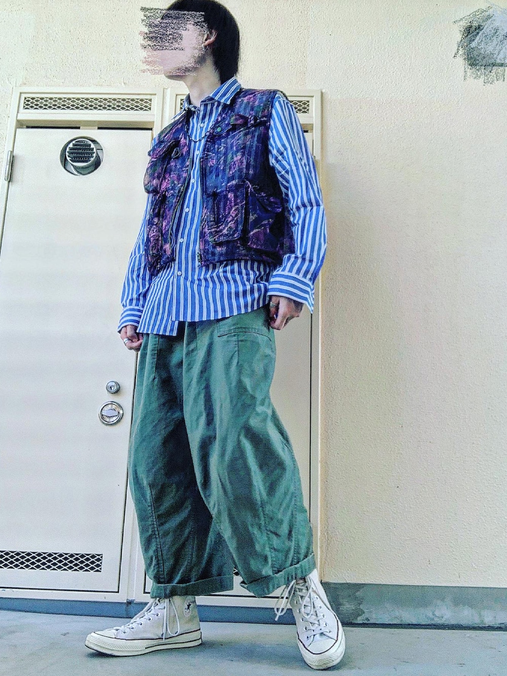 「オーバーサイズ、カジュアル、春コーデ、休日スタイル、シャツスタイル、ワイドパンツ、AURALEE、south2west8、NEEDLES、CT70s、ヒザデルパンツ、おしゃれさんと繋がりたい、シャツ、きれいめカジュアル、ストライプ」｜「CONVERSEの【 CONVERSE CT70 】'70 Chuck Taylor OX Vintage Canvas チャックテイラー（スニーカー、ブラック系）」を使った、pythonさん（メンズ・170cm）の春コーディネートの2枚目の写真