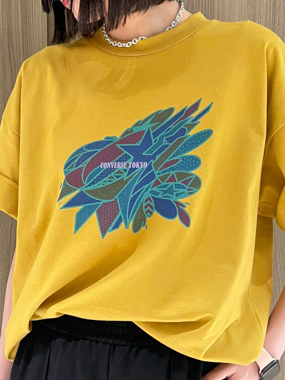 「converse、CONVERSE TOKYO、コンバース、Tシャツ、パンツスタイル、夏コーデ、カジュアル、きれいめカジュアル」｜「CONVERSE TOKYOのジョーゼットセミフレアパンツ（その他パンツ、ブラック系）」を使った、なおさん（レディース・163cm）の春コーディネートの2枚目の写真