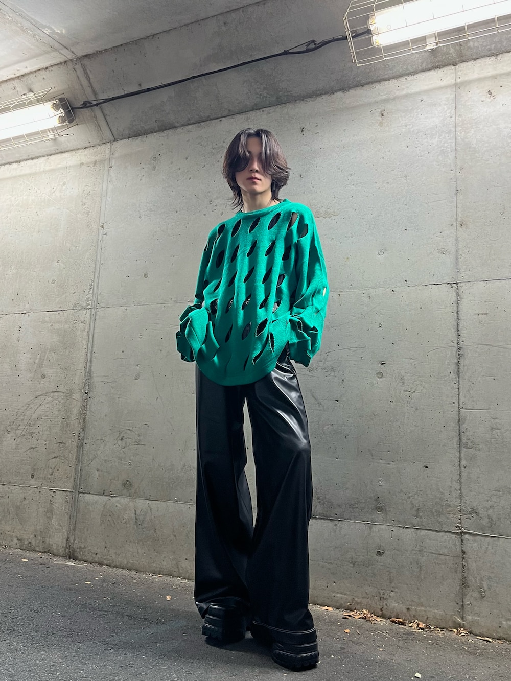 グリーン系のニット/セーター、ブラック系のその他パンツを着用したメンズの秋コーディネートの3枚目の写真