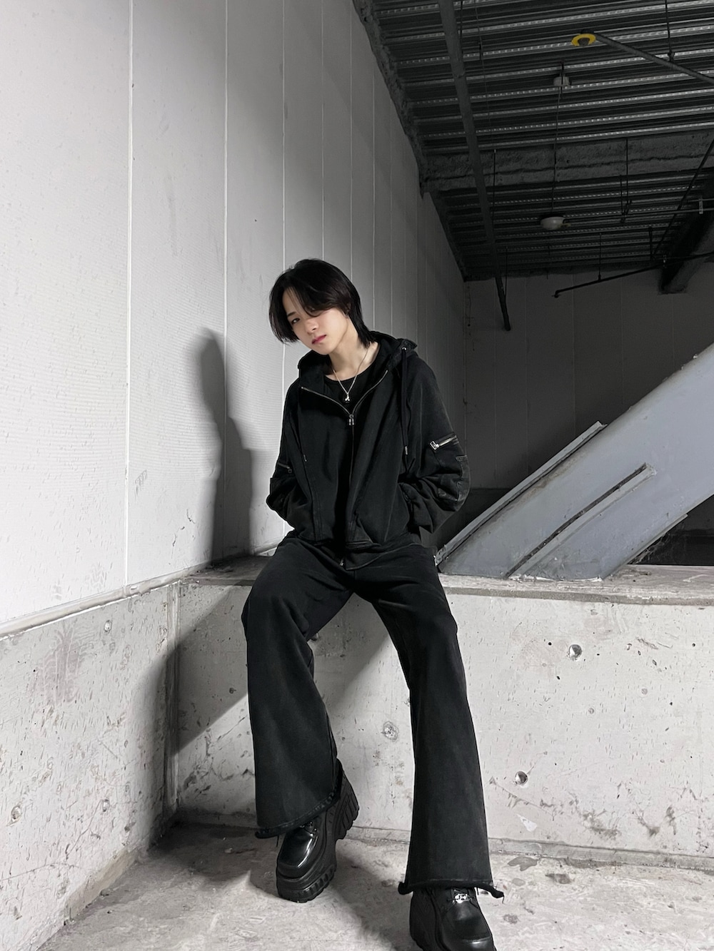 ブラック系のスウェットパンツ、ブラック系のパーカーを着用したメンズの冬コーディネートの2枚目の写真