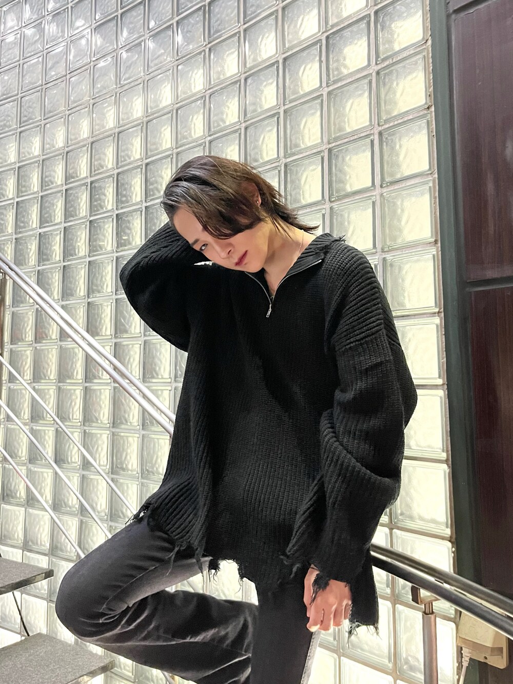 ブラック系のニット/セーターを着用したメンズの秋コーディネートの2枚目の写真
