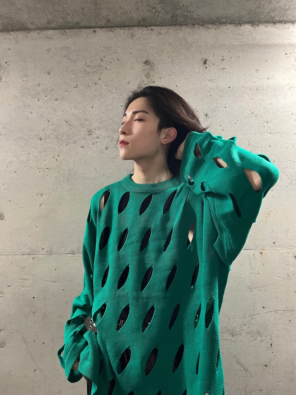 グリーン系のニット/セーター、ブラック系のその他パンツを着用したメンズの秋コーディネートの2枚目の写真