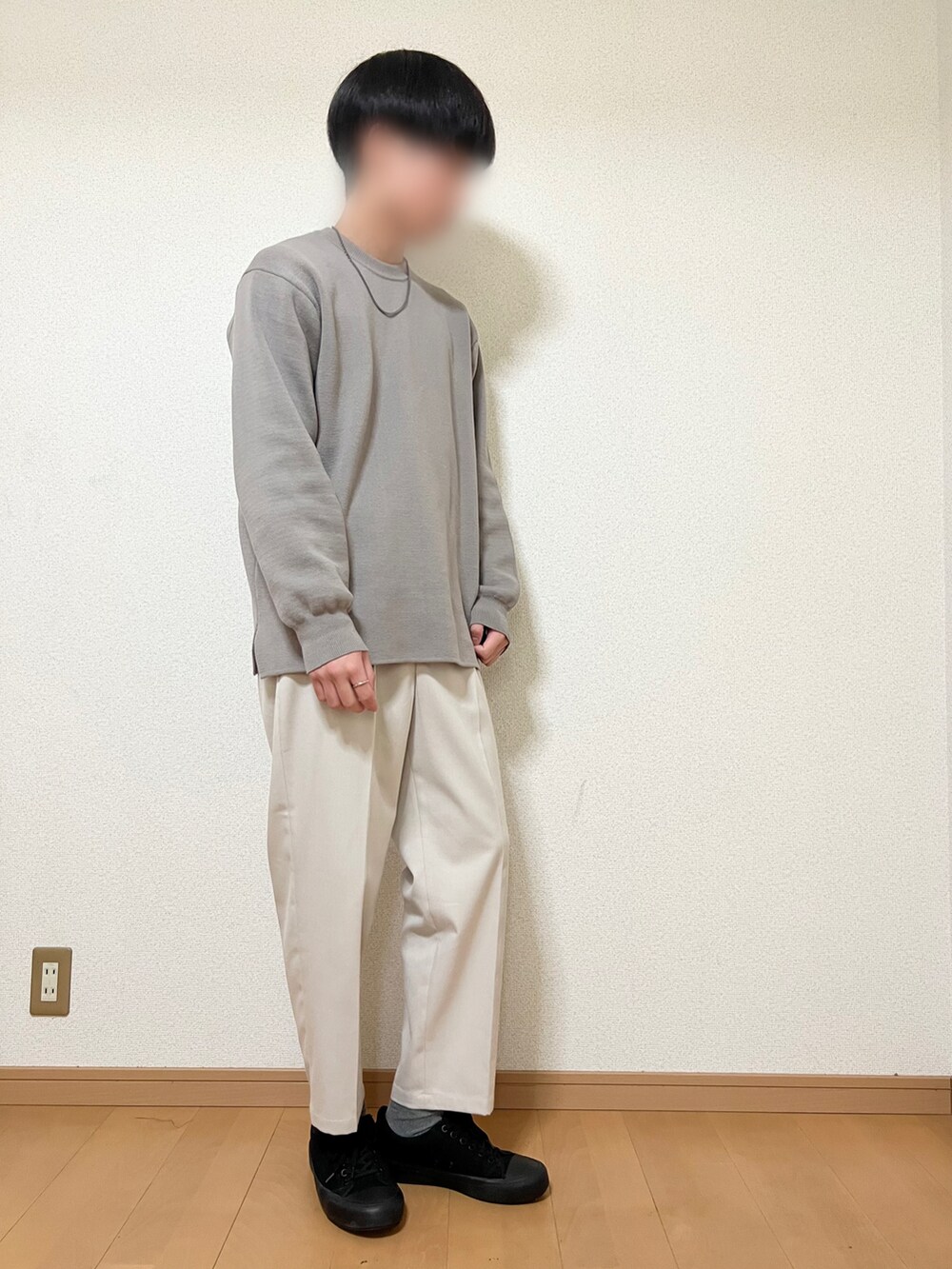 ベージュ系のニット/セーター、ホワイト系のTシャツ/カットソー、ホワイト系のその他パンツを着用したメンズの冬コーディネートの2枚目の写真