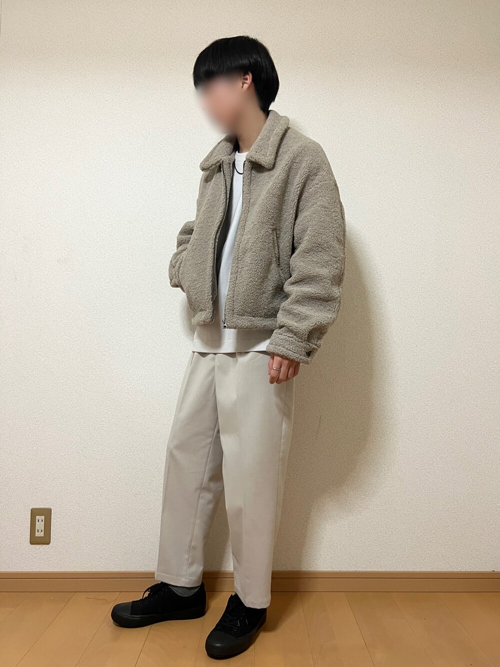 ベージュ系のブルゾン、グレー系のTシャツ/カットソー、ホワイト系のその他パンツを着用したメンズの冬コーディネートの2枚目の写真