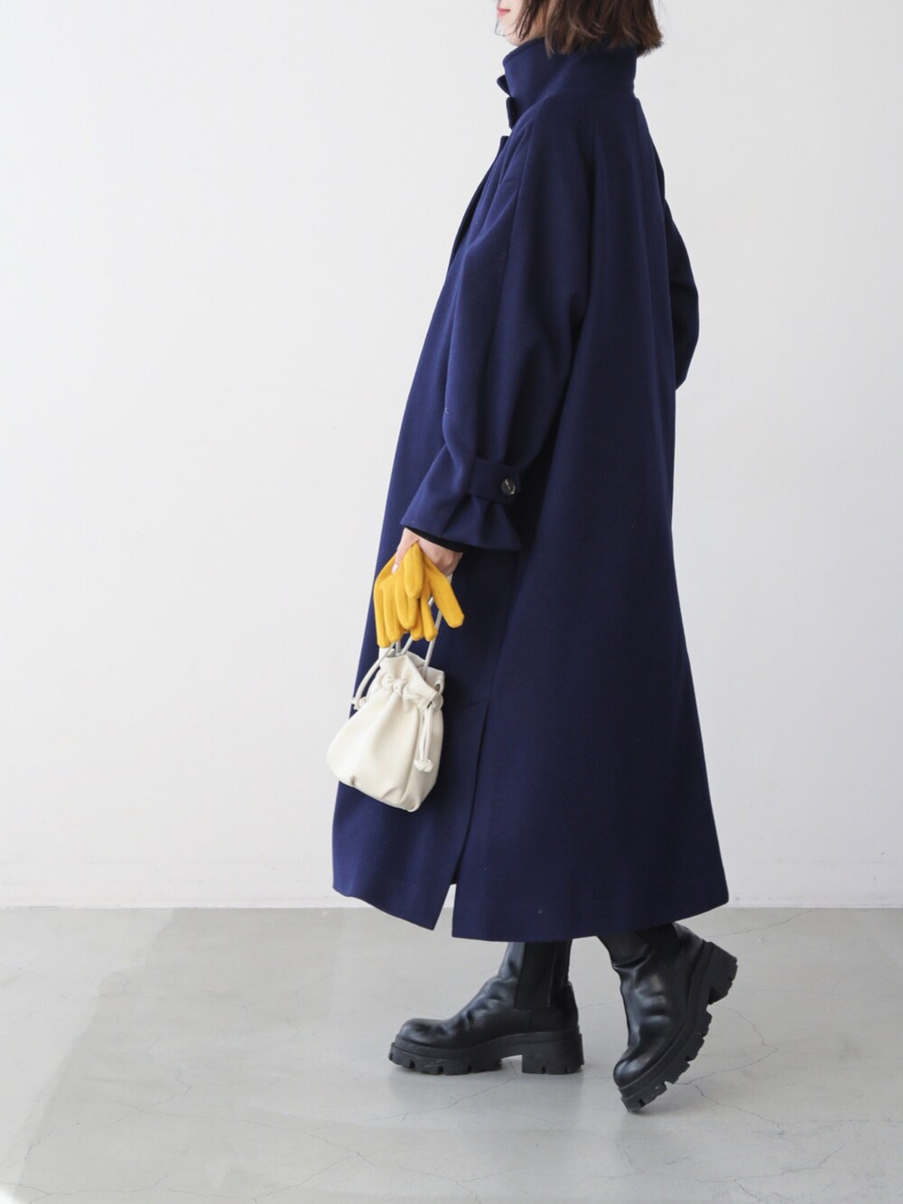 グリーン系のその他アウター、イエロー系の手袋を着用したレディースの冬コーディネートの3枚目の写真