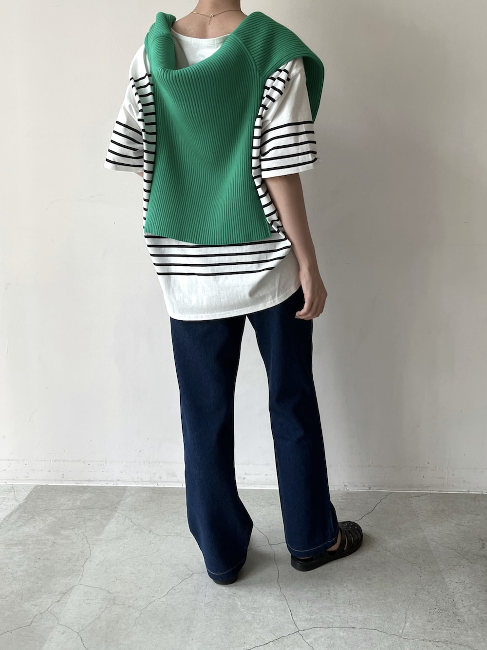 ブラック系のサンダル、グリーン系のトップス、ホワイト系のTシャツ/カットソーを着用したレディースの夏コーディネートの4枚目の写真