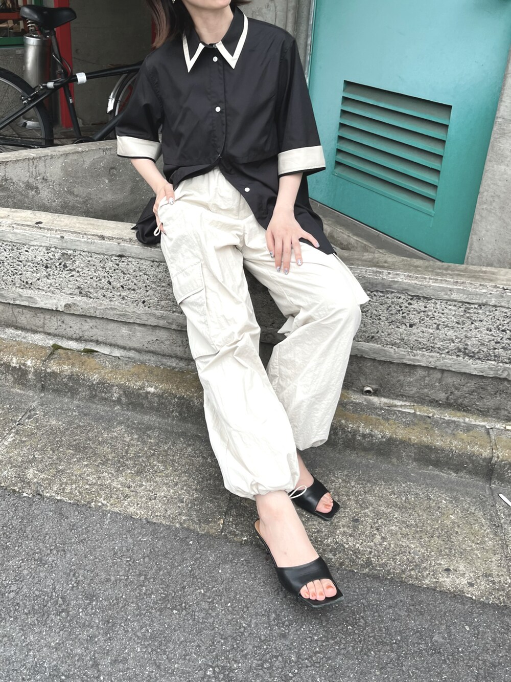 ホワイト系のその他パンツ、ベージュ系のパンツ、ブラック系のサンダルを着用したレディースの夏コーディネートの3枚目の写真