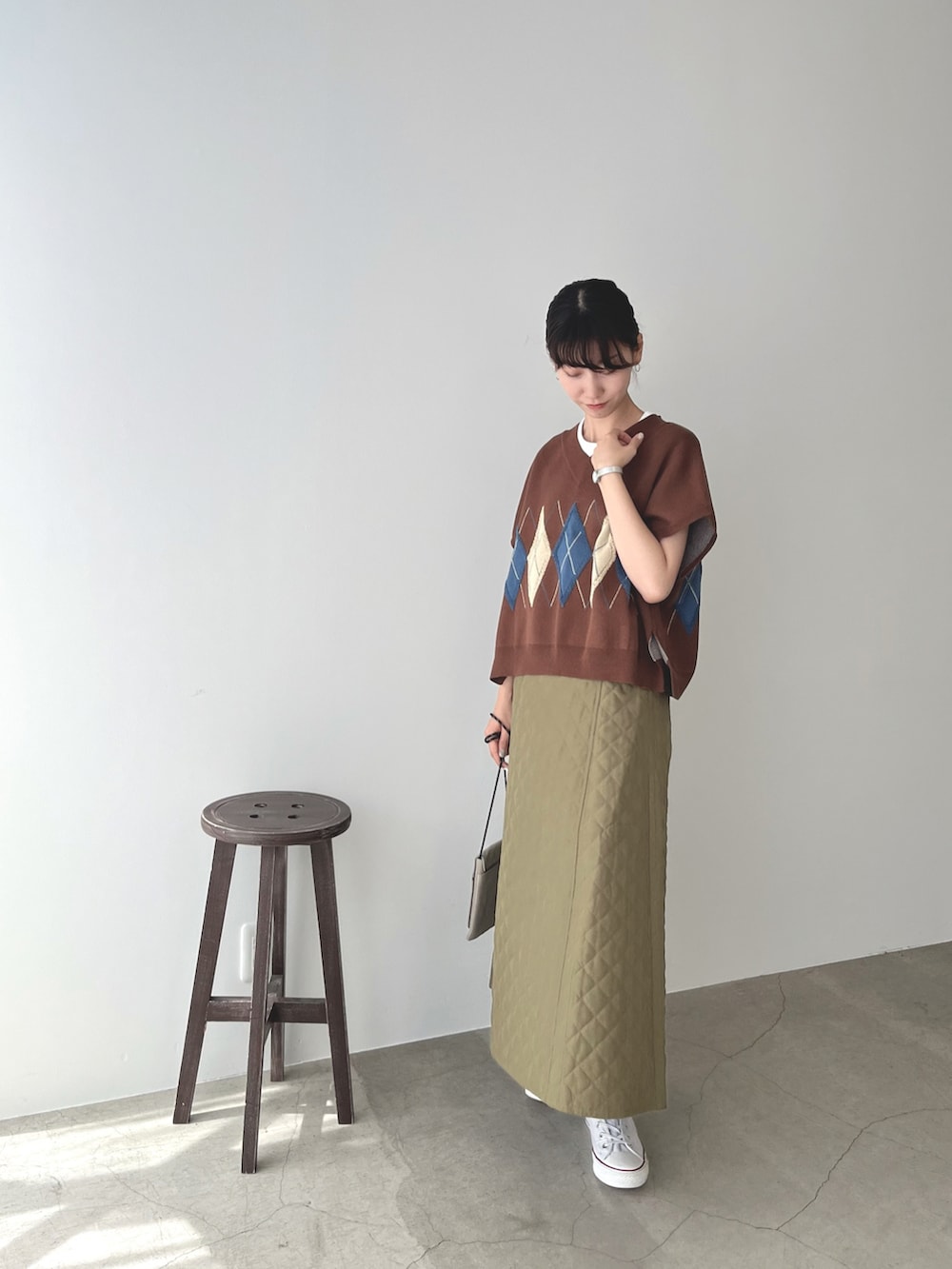 ホワイト系のスニーカー、ホワイト系のTシャツ/カットソー、グレー系のショルダーバッグを着用したレディースの夏コーディネートの5枚目の写真