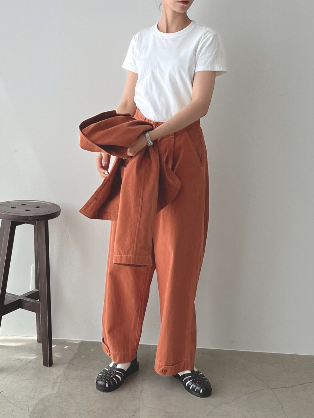 ホワイト系のTシャツ/カットソー、ブラック系のサンダル、その他のジャケット/アウターを着用したレディースの夏コーディネートの2枚目の写真